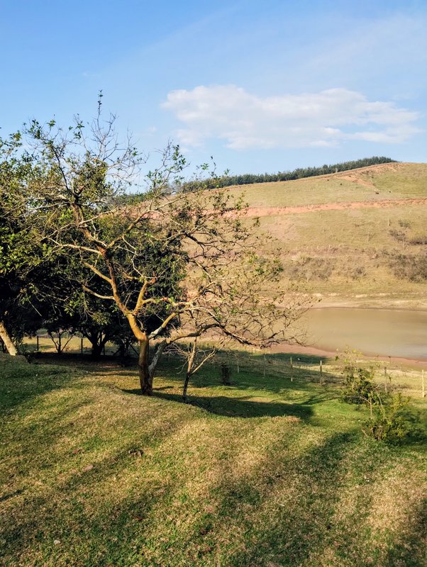 Ótima chácara pé na água à venda na Fazenda São Pedro  Igaratá - 