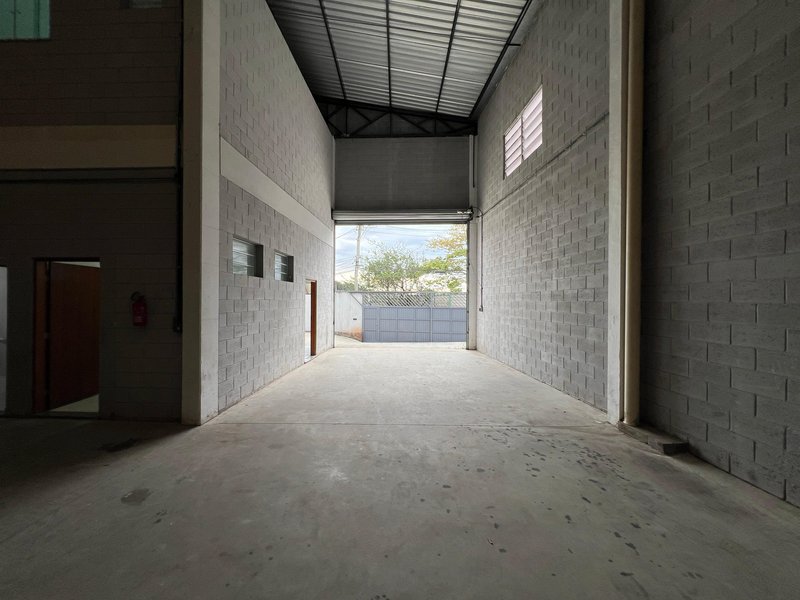GALPÃO ZUP1 EM ARUJÁ DE 600M2 DISPONIVEL PARA LOCAÇÃO!!! Rua Presidente Prudente Arujá - 