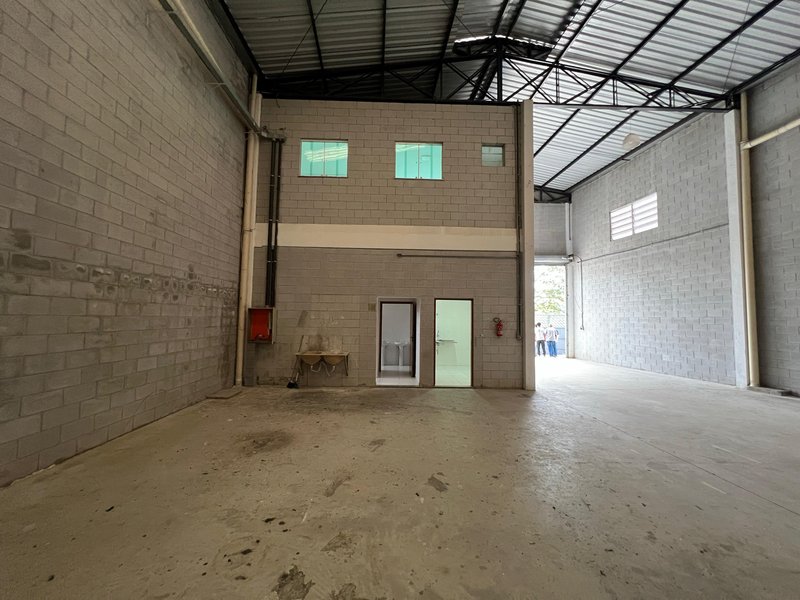 GALPÃO ZUP1 EM ARUJÁ DE 600M2 DISPONIVEL PARA LOCAÇÃO!!! Rua Presidente Prudente Arujá - 
