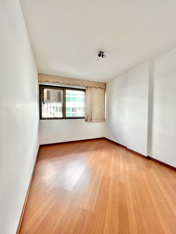 Apartamento de localização privilegiada na Praia do Pepê  Rio de Janeiro - 