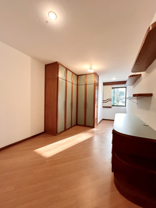 Apartamento de localização privilegiada na Praia do Pepê  Rio de Janeiro - 