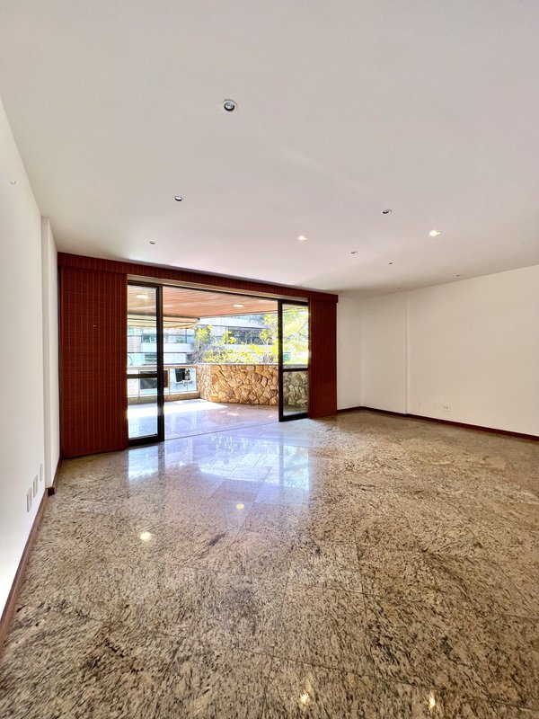 Apartamento de localização privilegiada na Praia do Pepê  Rio de Janeiro - 