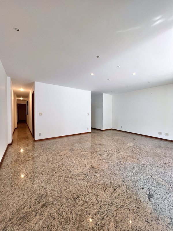 Apartamento de localização privilegiada na Praia do Pepê  Rio de Janeiro - 