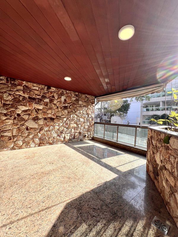 Apartamento de localização privilegiada na Praia do Pepê  Rio de Janeiro - 