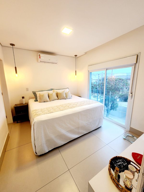 Casa à venda em condomínio alto padrão Rua Sabiá Santana de Parnaíba - 
