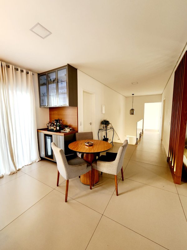Casa à venda em condomínio alto padrão Rua Sabiá Santana de Parnaíba - 