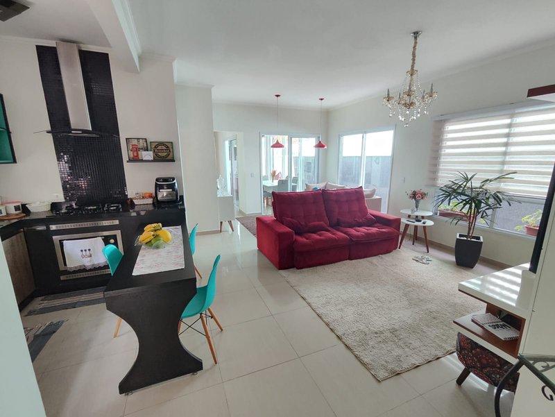 Casa à venda em condomínio alto padrão Rua Sabiá Santana de Parnaíba - 