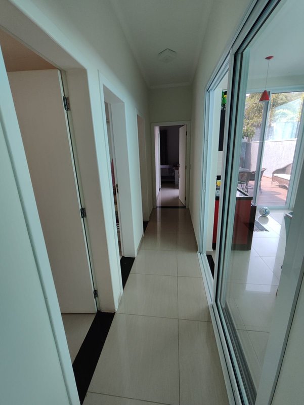 Casa à venda em condomínio alto padrão Rua Sabiá Santana de Parnaíba - 