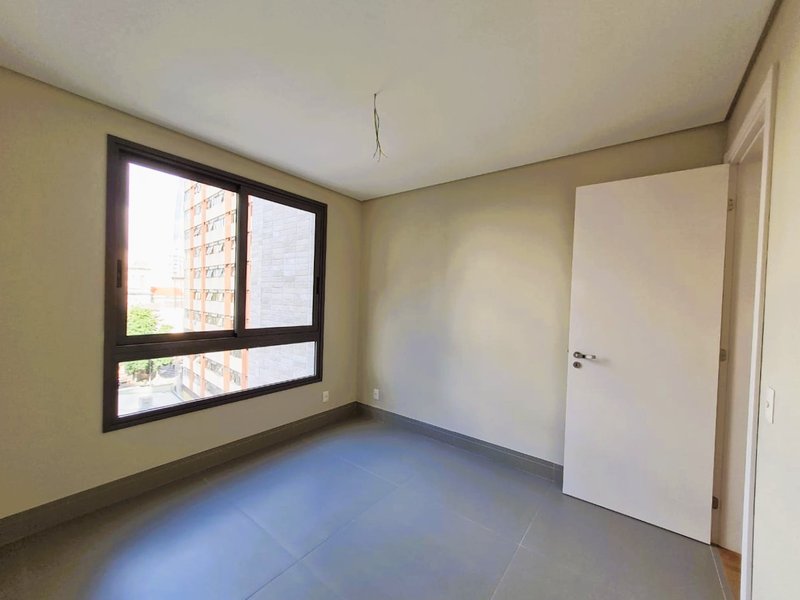 APARTAMENTO À VENDA DE ALTO PADRÃO - 350m² - 4 DORMITÓRIOS - 4 SUÍTES - 5 VAGAS DE GARAGEM Rua Doutor Veiga Filho São Paulo - 