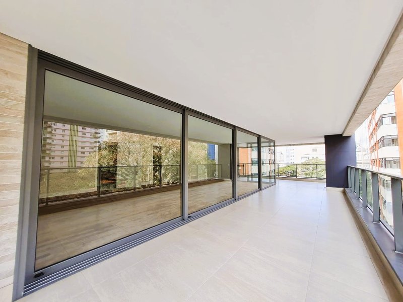 APARTAMENTO À VENDA DE ALTO PADRÃO - 350m² - 4 DORMITÓRIOS - 4 SUÍTES - 5 VAGAS DE GARAGEM Rua Doutor Veiga Filho São Paulo - 
