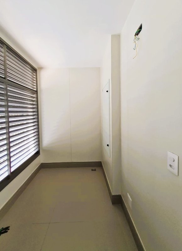 APARTAMENTO À VENDA DE ALTO PADRÃO - 350m² - 4 DORMITÓRIOS - 4 SUÍTES - 5 VAGAS DE GARAGEM Rua Doutor Veiga Filho São Paulo - 