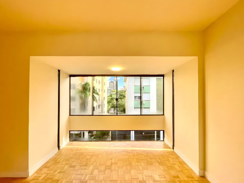 R$ 850.000 - ENORME APARTAMENTO - REFORMADO - 120M2 - 3 DORM - SUÍTE - 2 VAGAS Avenida Iguassu Porto Alegre - 