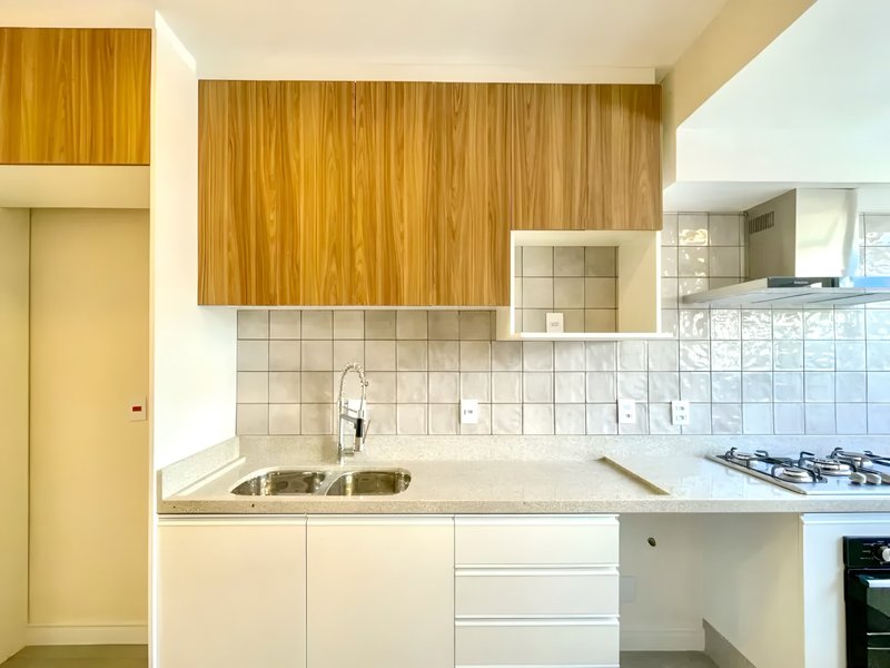 R$ 850.000 - ENORME APARTAMENTO - REFORMADO - 120M2 - 3 DORM - SUÍTE - 2 VAGAS Avenida Iguassu Porto Alegre - 