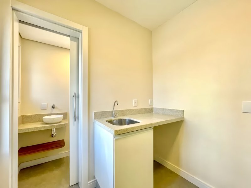 R$ 850.000 - ENORME APARTAMENTO - REFORMADO - 120M2 - 3 DORM - SUÍTE - 2 VAGAS Avenida Iguassu Porto Alegre - 