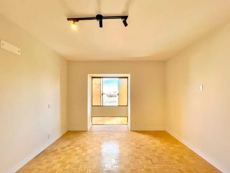 R$ 850.000 - ENORME APARTAMENTO - REFORMADO - 120M2 - 3 DORM - SUÍTE - 2 VAGAS Avenida Iguassu Porto Alegre - 