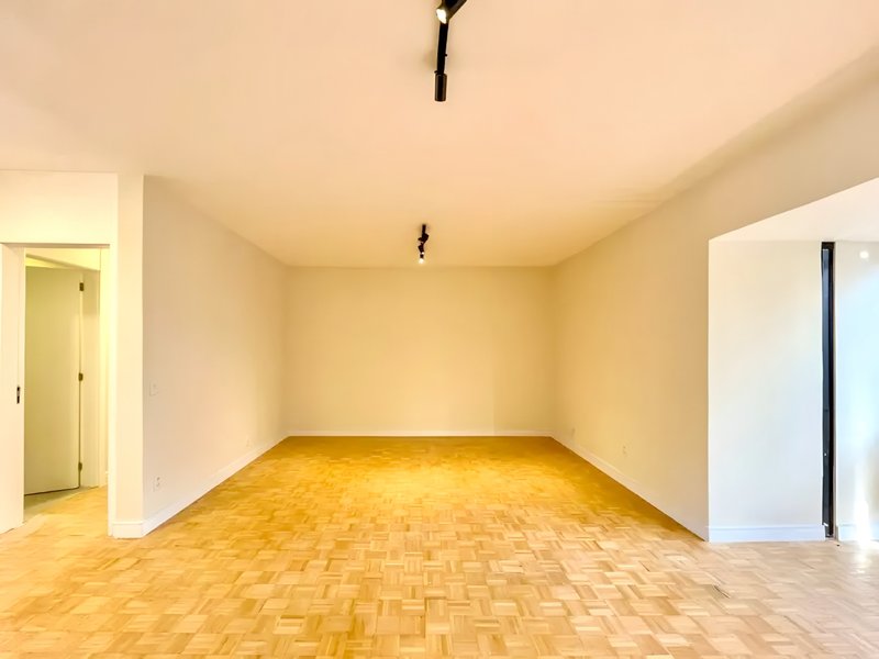 R$ 850.000 - ENORME APARTAMENTO - REFORMADO - 120M2 - 3 DORM - SUÍTE - 2 VAGAS Avenida Iguassu Porto Alegre - 