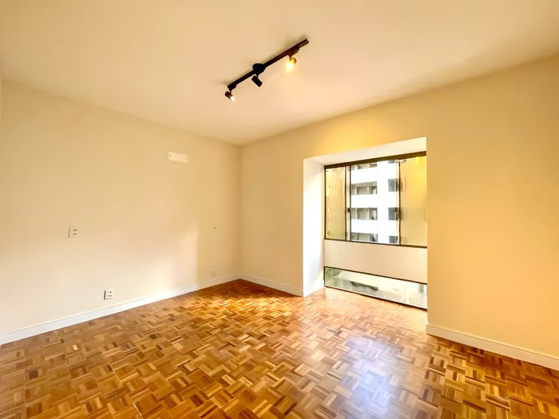 R$ 850.000 - ENORME APARTAMENTO - REFORMADO - 120M2 - 3 DORM - SUÍTE - 2 VAGAS Avenida Iguassu Porto Alegre - 