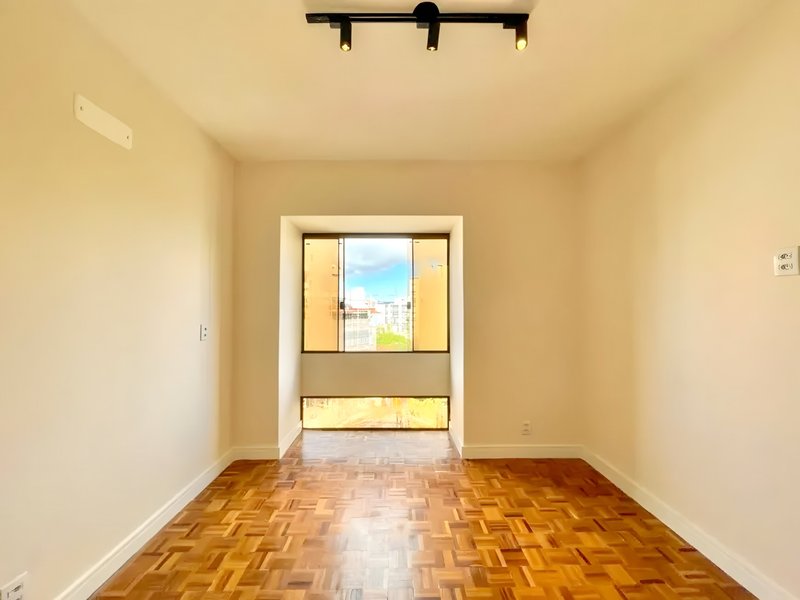 R$ 850.000 - ENORME APARTAMENTO - REFORMADO - 120M2 - 3 DORM - SUÍTE - 2 VAGAS Avenida Iguassu Porto Alegre - 