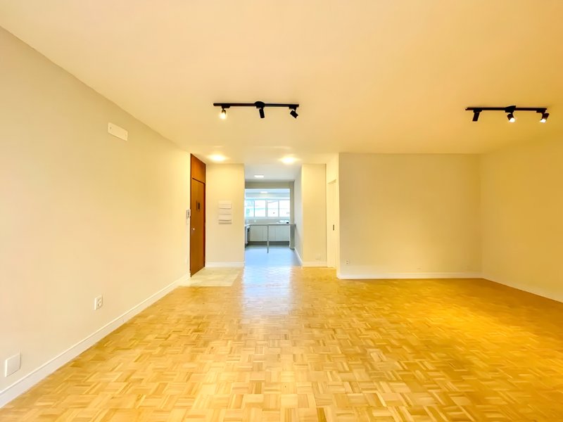 R$ 850.000 - ENORME APARTAMENTO - REFORMADO - 120M2 - 3 DORM - SUÍTE - 2 VAGAS Avenida Iguassu Porto Alegre - 