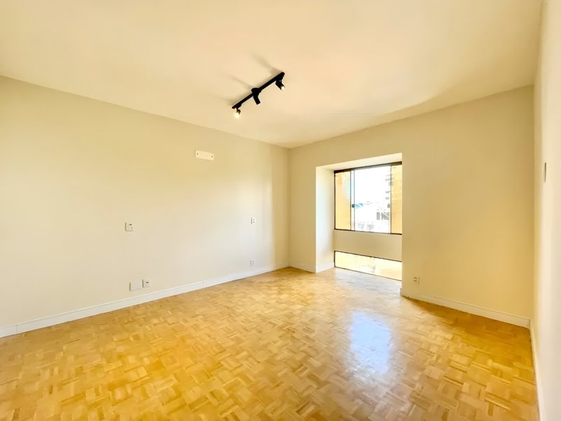 R$ 850.000 - ENORME APARTAMENTO - REFORMADO - 120M2 - 3 DORM - SUÍTE - 2 VAGAS Avenida Iguassu Porto Alegre - 