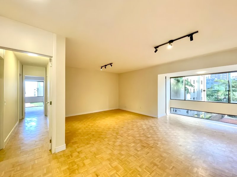 R$ 850.000 - ENORME APARTAMENTO - REFORMADO - 120M2 - 3 DORM - SUÍTE - 2 VAGAS Avenida Iguassu Porto Alegre - 