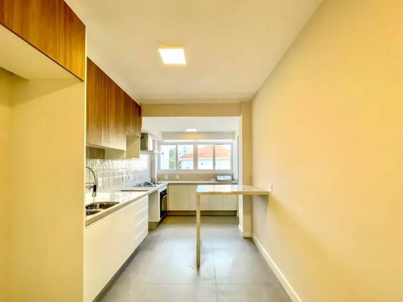 R$ 850.000 - ENORME APARTAMENTO - REFORMADO - 120M2 - 3 DORM - SUÍTE - 2 VAGAS Avenida Iguassu Porto Alegre - 