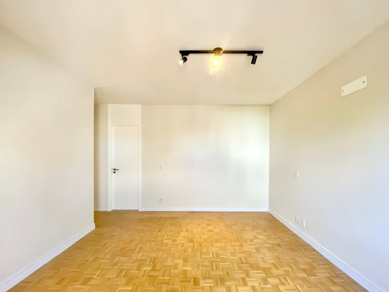 R$ 850.000 - ENORME APARTAMENTO - REFORMADO - 120M2 - 3 DORM - SUÍTE - 2 VAGAS Avenida Iguassu Porto Alegre - 