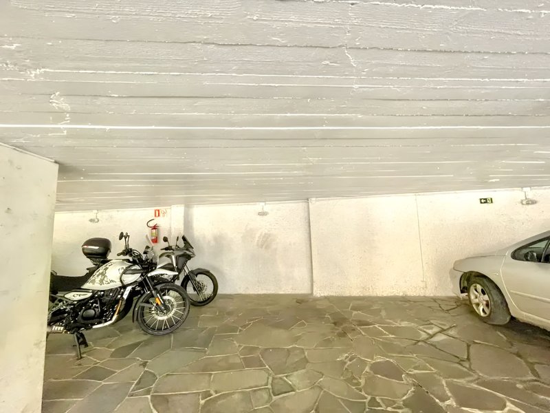 R$ 850.000 - ENORME APARTAMENTO - REFORMADO - 120M2 - 3 DORM - SUÍTE - 2 VAGAS Avenida Iguassu Porto Alegre - 