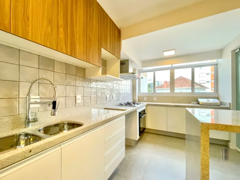 R$ 850.000 - ENORME APARTAMENTO - REFORMADO - 120M2 - 3 DORM - SUÍTE - 2 VAGAS Avenida Iguassu Porto Alegre - 