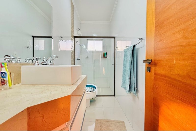 Casa à Venda 320m - R$ 1.950.000 - 4 Suites - Condominio Lago da Boa Vista - Sorocaba - SP Avenida Três de Março Sorocaba - 