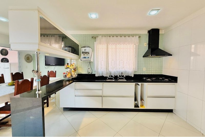 Casa à Venda 320m - R$ 1.950.000 - 4 Suites - Condominio Lago da Boa Vista - Sorocaba - SP Avenida Três de Março Sorocaba - 