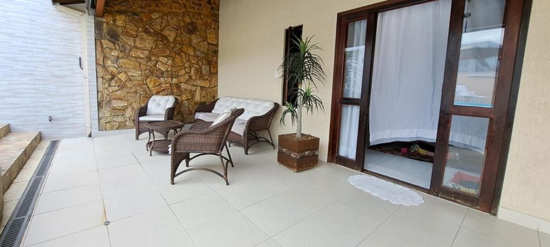 ✨ Belíssimo Sobrado no Jardim Aruan  Caraguatatuba - 