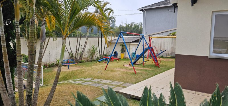 Sobrado com 4 Dormitórios no Residencial Caminho do Mar  Mogi das Cruzes - 