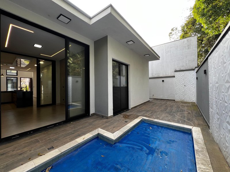 Casa Moderna com Área Gourmet e Piscina no Mosaico da Serra  Mogi das Cruzes - 