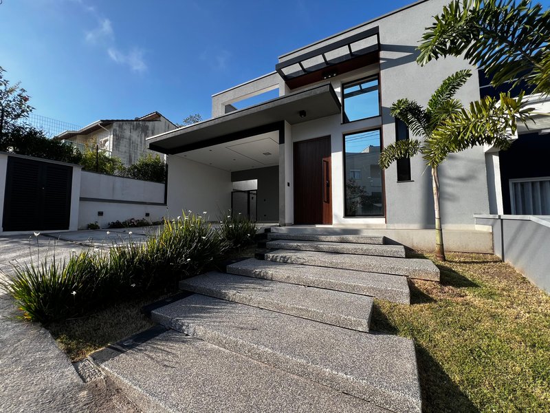 Casa Moderna com Área Gourmet e Piscina no Mosaico da Serra  Mogi das Cruzes - 