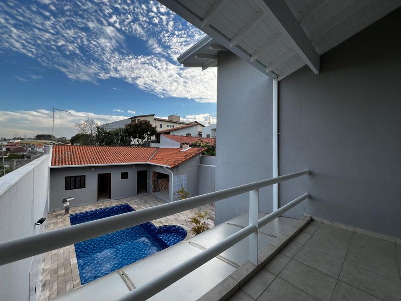 Sobrado Alto Padrão com Piscina e Quintal na Vila Oliveira  Mogi das Cruzes - 