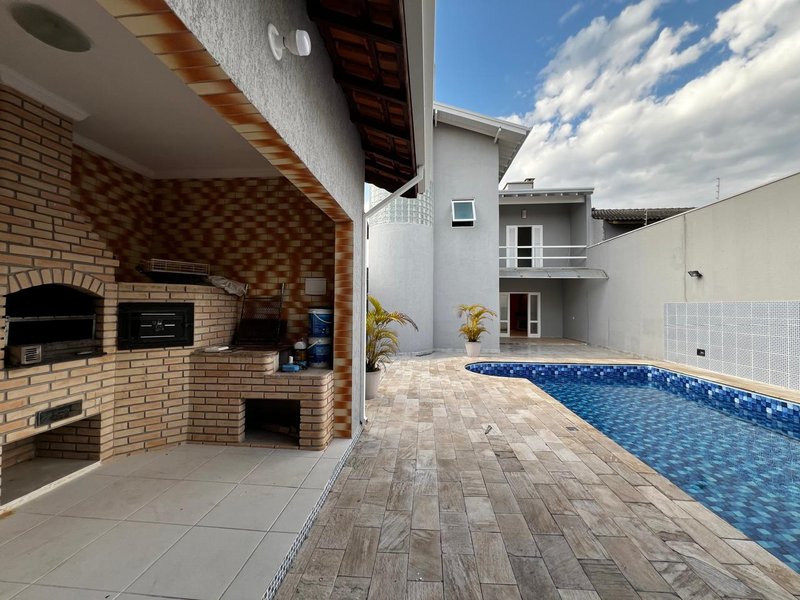 Sobrado Alto Padrão com Piscina e Quintal na Vila Oliveira  Mogi das Cruzes - 