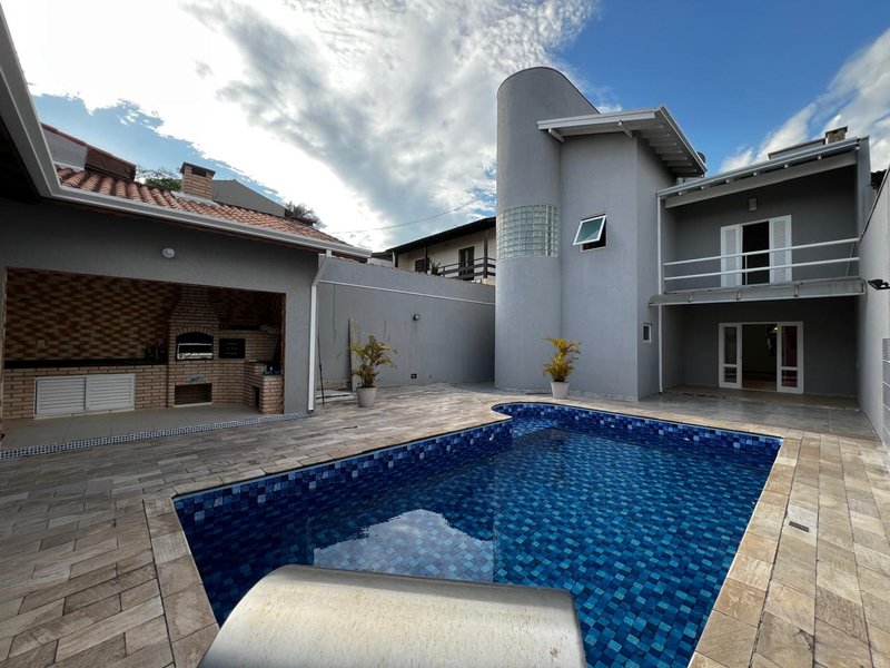 Sobrado Alto Padrão com Piscina e Quintal na Vila Oliveira  Mogi das Cruzes - 