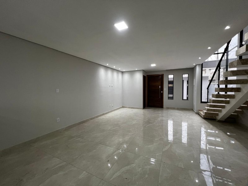 Sobrado com Área Gourmet e Quintal no Residencial Algarve  Mogi das Cruzes - 