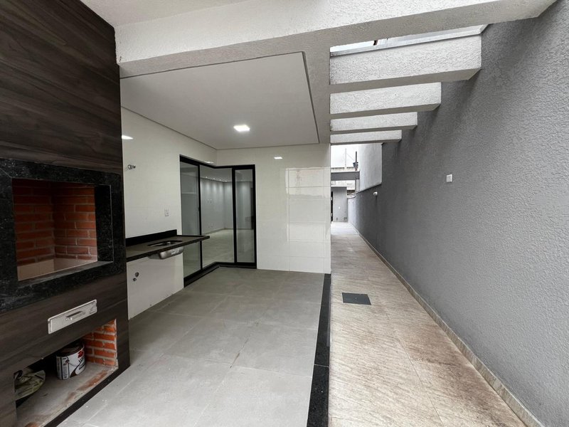 Sobrado com Área Gourmet e Quintal no Residencial Algarve  Mogi das Cruzes - 