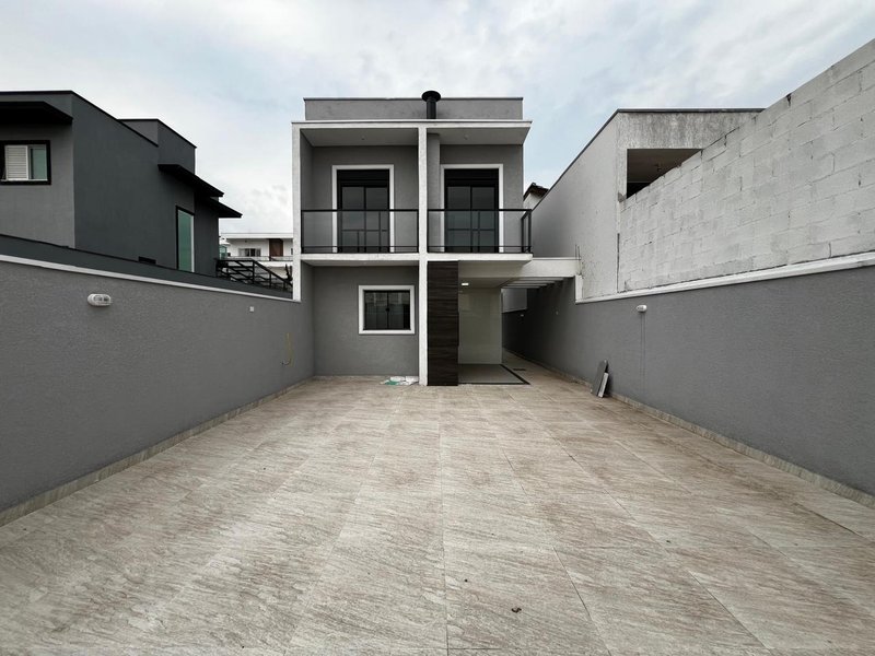 Sobrado com Área Gourmet e Quintal no Residencial Algarve  Mogi das Cruzes - 