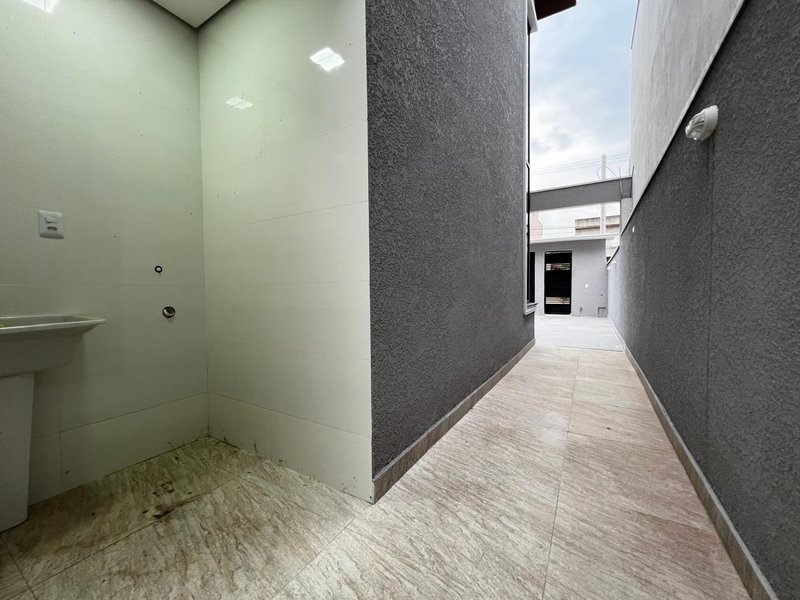 Sobrado com Área Gourmet e Quintal no Residencial Algarve  Mogi das Cruzes - 