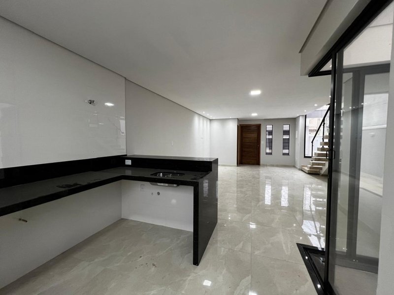 Sobrado com Área Gourmet e Quintal no Residencial Algarve  Mogi das Cruzes - 