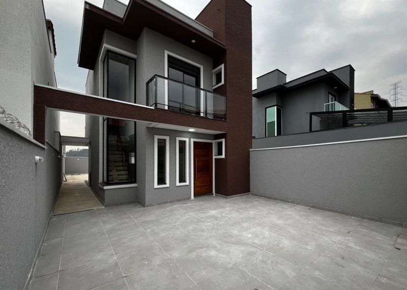 Sobrado com Área Gourmet e Quintal no Residencial Algarve  Mogi das Cruzes - 