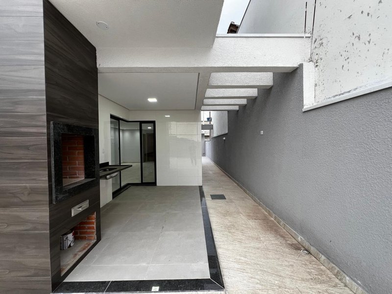 Sobrado com Área Gourmet e Quintal no Residencial Algarve  Mogi das Cruzes - 