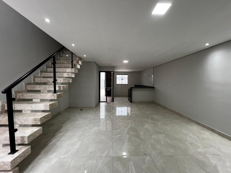 Sobrado com Área Gourmet e Quintal no Residencial Algarve  Mogi das Cruzes - 