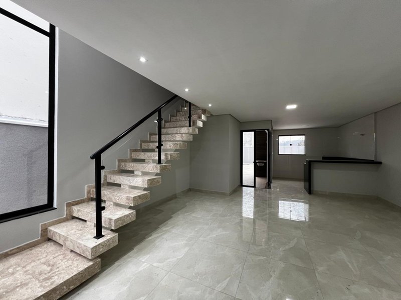 Sobrado com Área Gourmet e Quintal no Residencial Algarve  Mogi das Cruzes - 