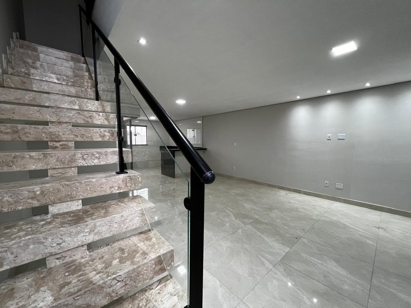 Sobrado com Área Gourmet e Quintal no Residencial Algarve  Mogi das Cruzes - 