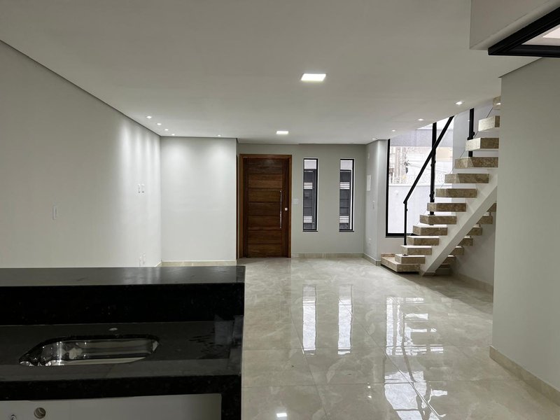 Sobrado com Área Gourmet e Quintal no Residencial Algarve  Mogi das Cruzes - 