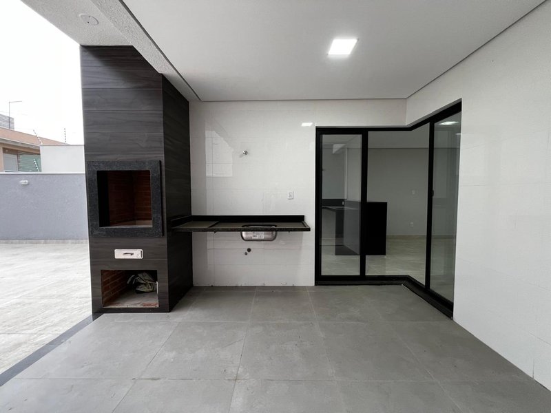 Sobrado com Área Gourmet e Quintal no Residencial Algarve  Mogi das Cruzes - 